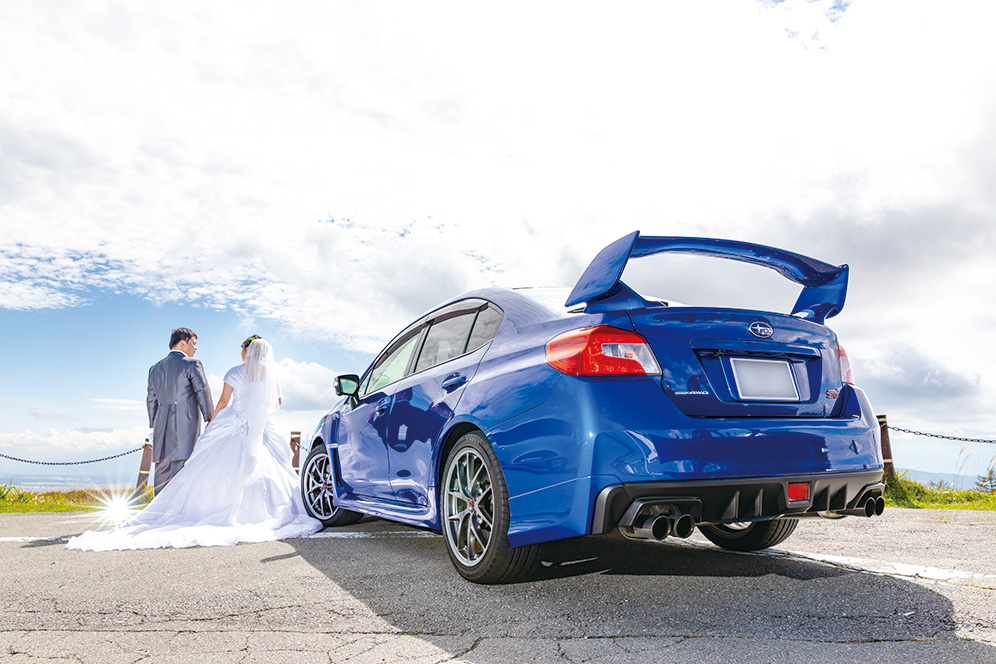 愛車と一緒にフォトウェディング